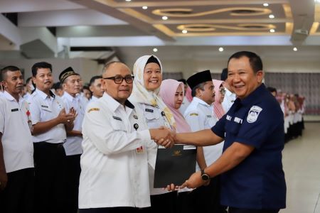 Bupati Hendy Serahkan SK Kenaikan Pangkat untuk 385 ASN Jember Lolos Asesmen Periode Oktober 2023